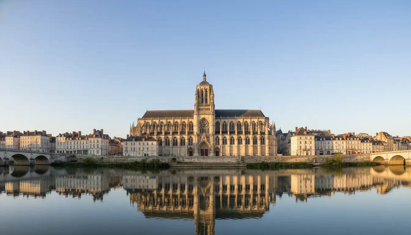 Cathédrale Saint-Julien du Mans vue depuis les quais de la Sarthe