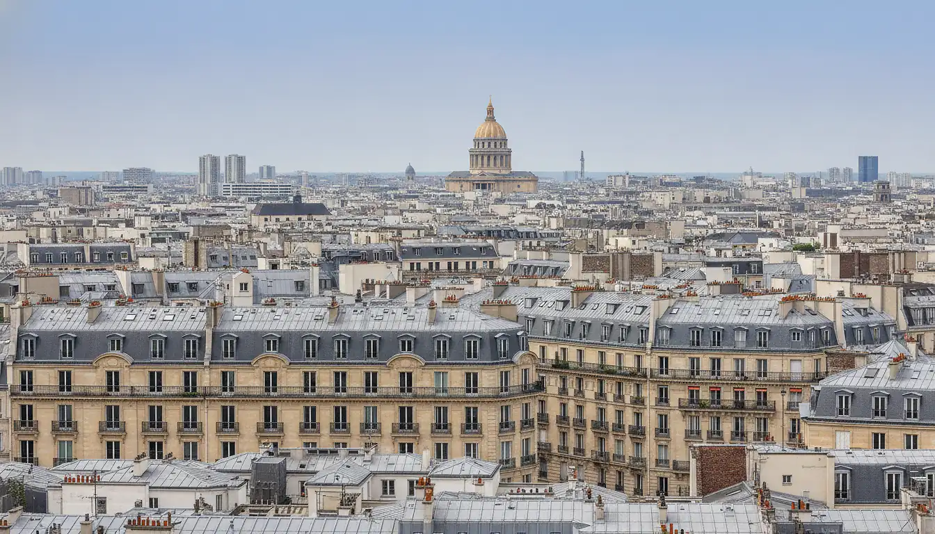 Toits de Paris et façades haussmanniennes en pierre de taille de la rive gauche, dôme du Panthéon au loin