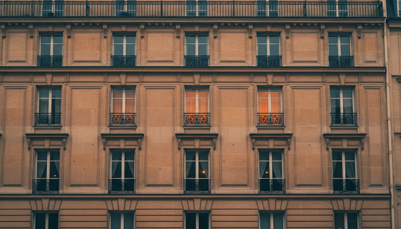 Façades anciennes en hiver, illustration des passoires énergétiques en France